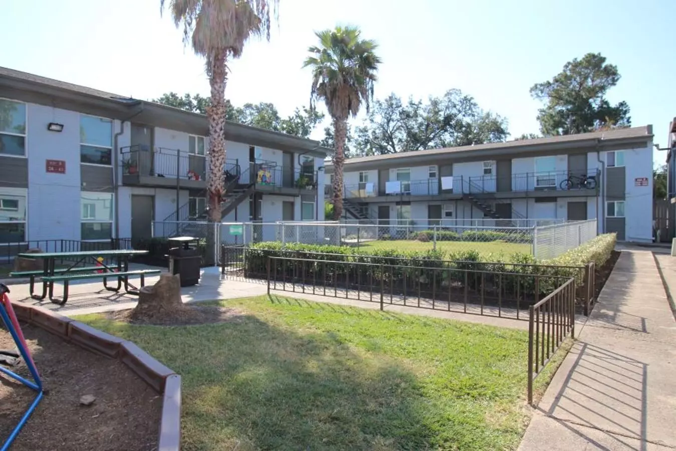 Long Point Plaza Apartments photo 4