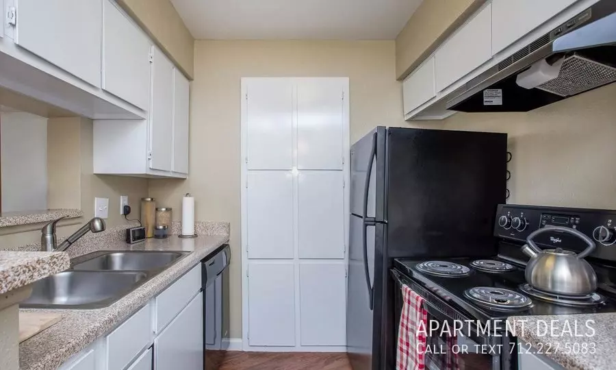 19 Sparrows Point Drive, Houston, TX 77090 photo 5