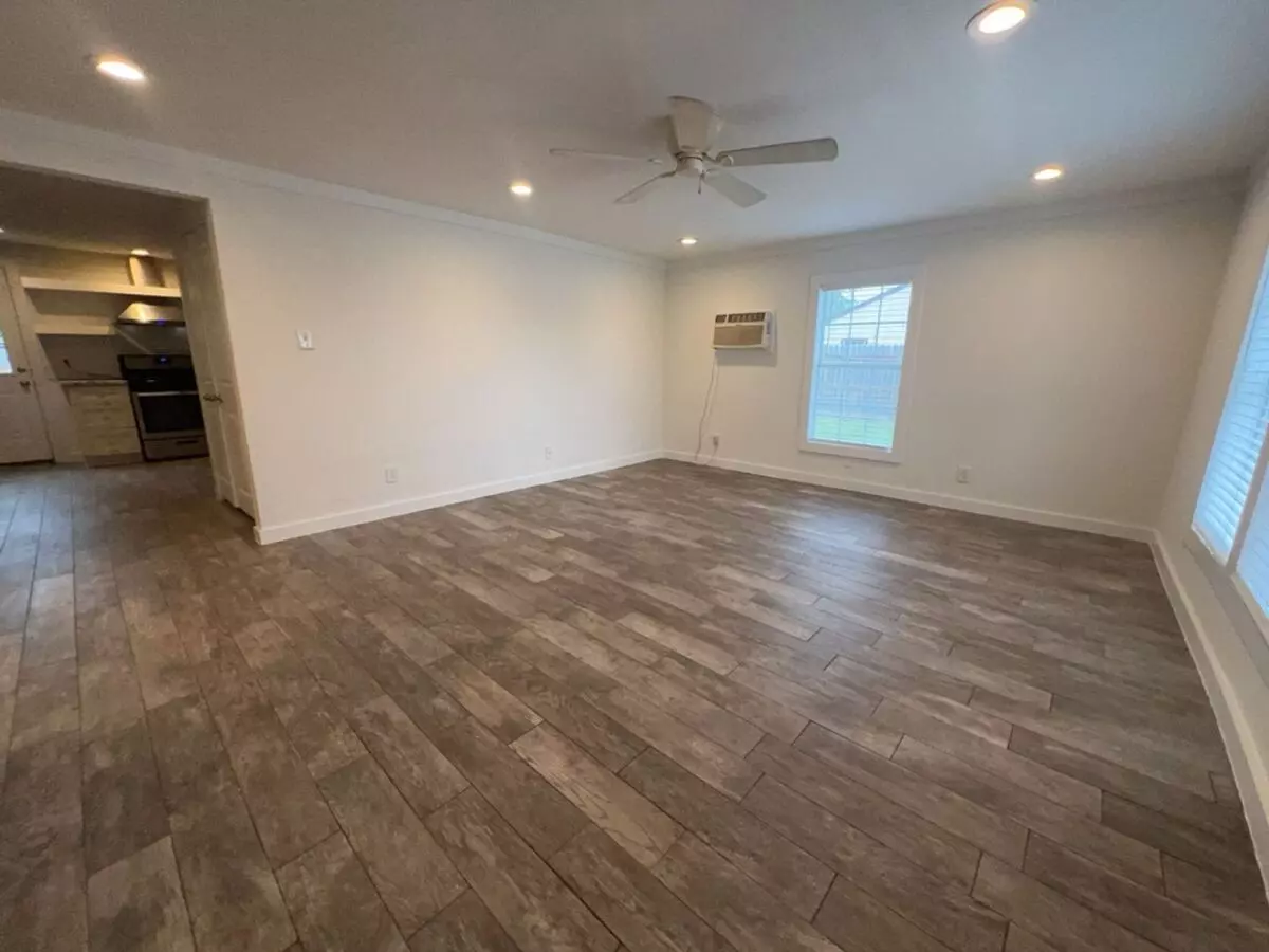 1917 Thonig Road, Houston, TX 77055 photo 3