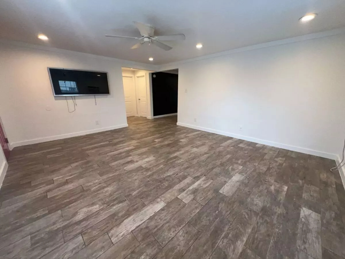 1917 Thonig Road, Houston, TX 77055 photo 2