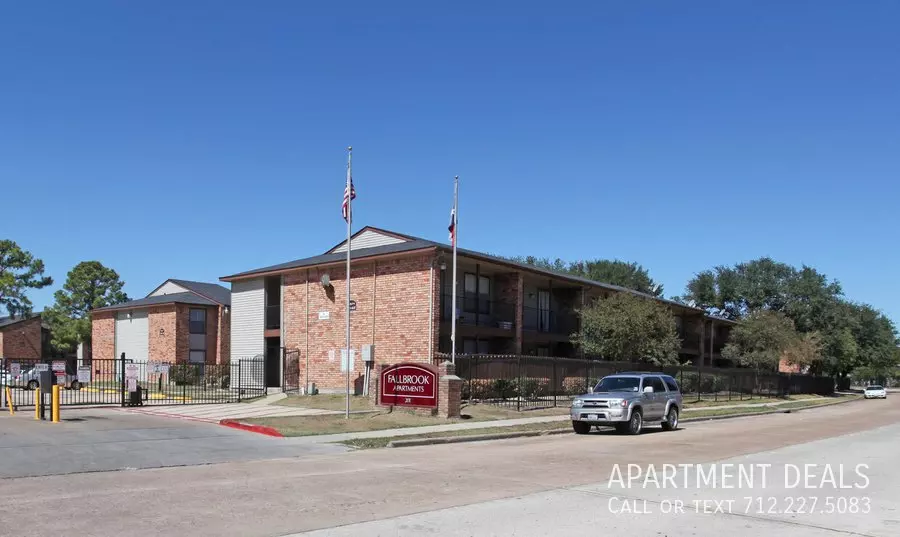 207 Plaza Verde Drive, Houston, TX 77038 photo 2
