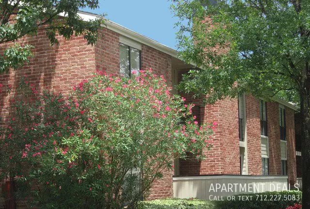 216 Wells Fargo Drive, Houston, TX 77090 photo 2