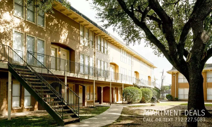 22 El Camino Del Rey Street, Houston, TX 77081 photo 2
