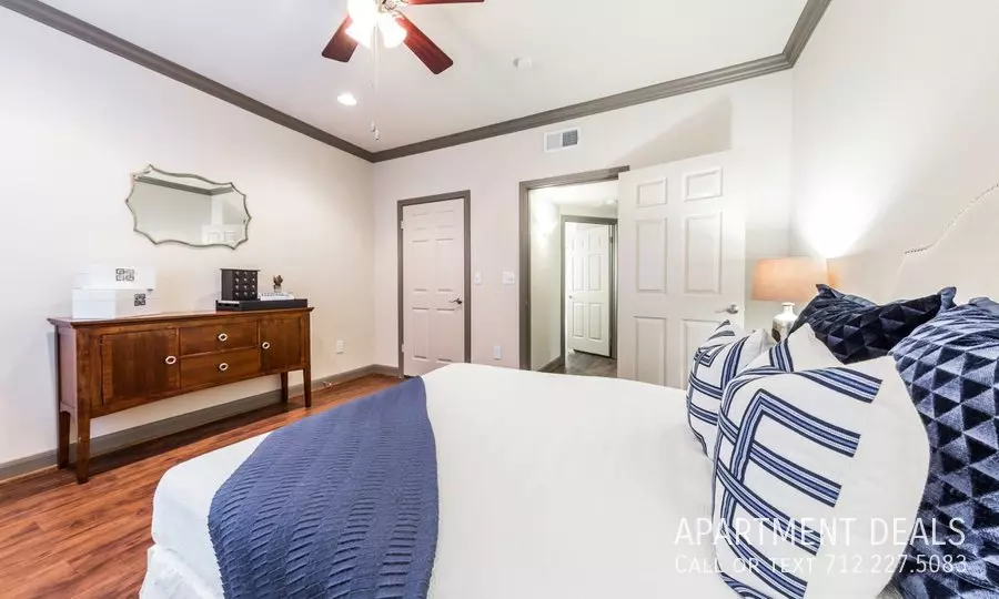 2406 Fountain View Drive, Houston, TX 77057 photo 4