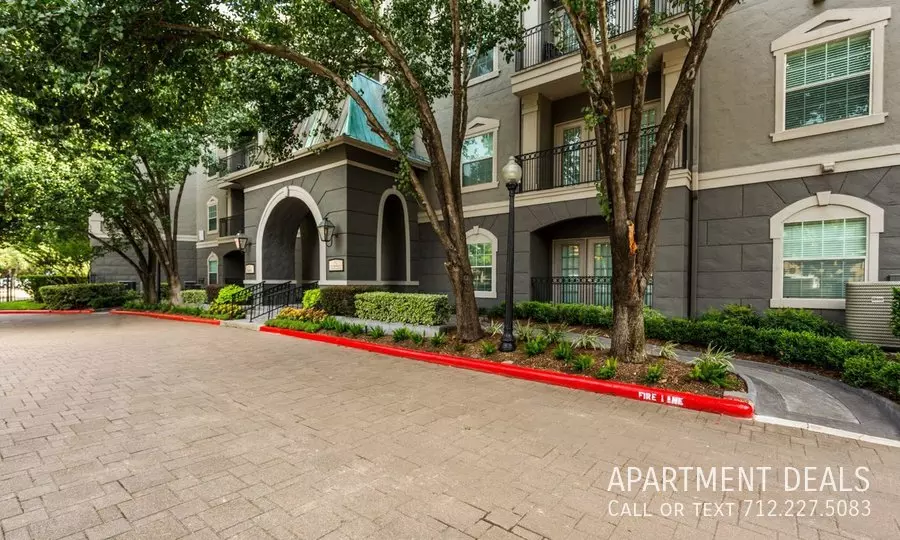 2406 Fountain View Drive, Houston, TX 77057 photo 2
