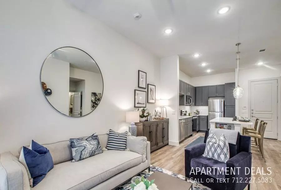 2607 Citadel Plaza Drive, Houston, TX 77008 photo 4