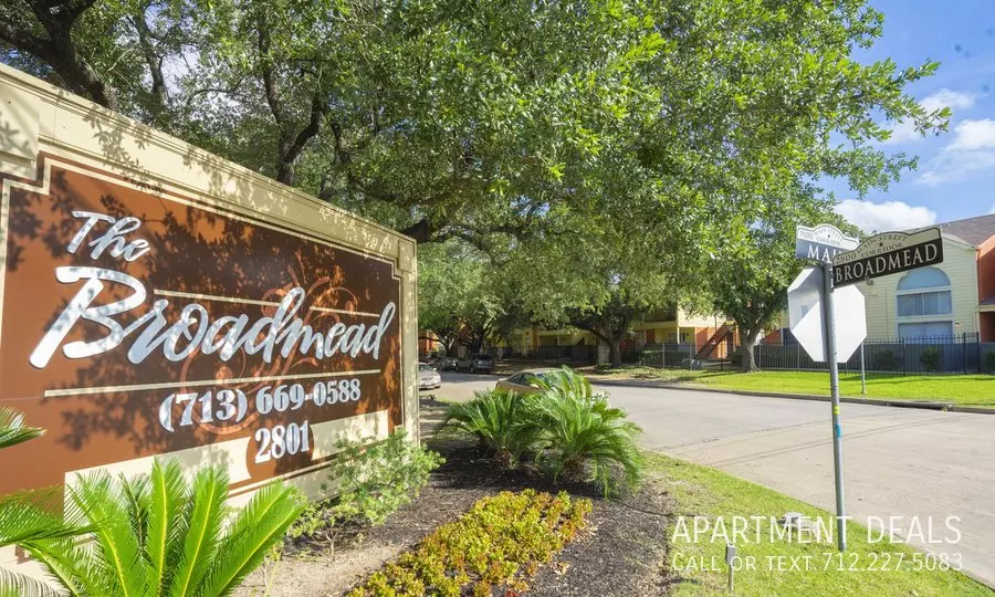 2807 Broadmead Drive, Houston, TX 77025 photo 4