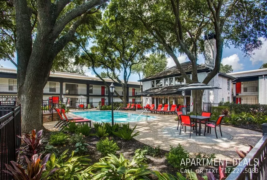 2821 Greenridge Drive, Houston, TX 77057 photo 4