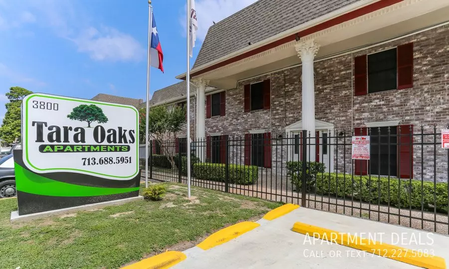 2931 North Becca Lane, Houston, TX 77092 photo 3