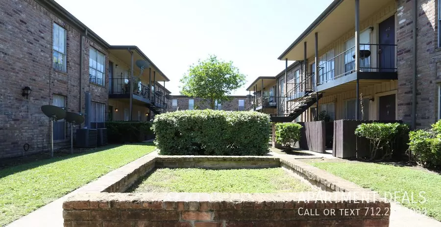 295 Emnora Lane, Houston, TX 77080 photo 4