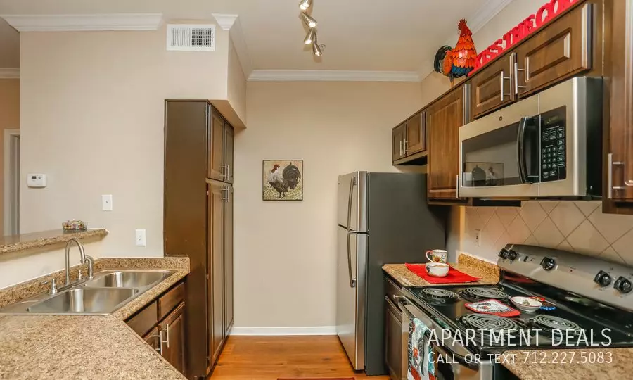 3289 Walnut Bend Lane, Houston, TX 77042 photo 5