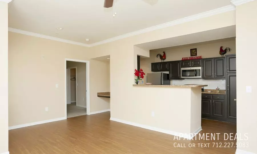 3289 Walnut Bend Lane, Houston, TX 77042 photo 2
