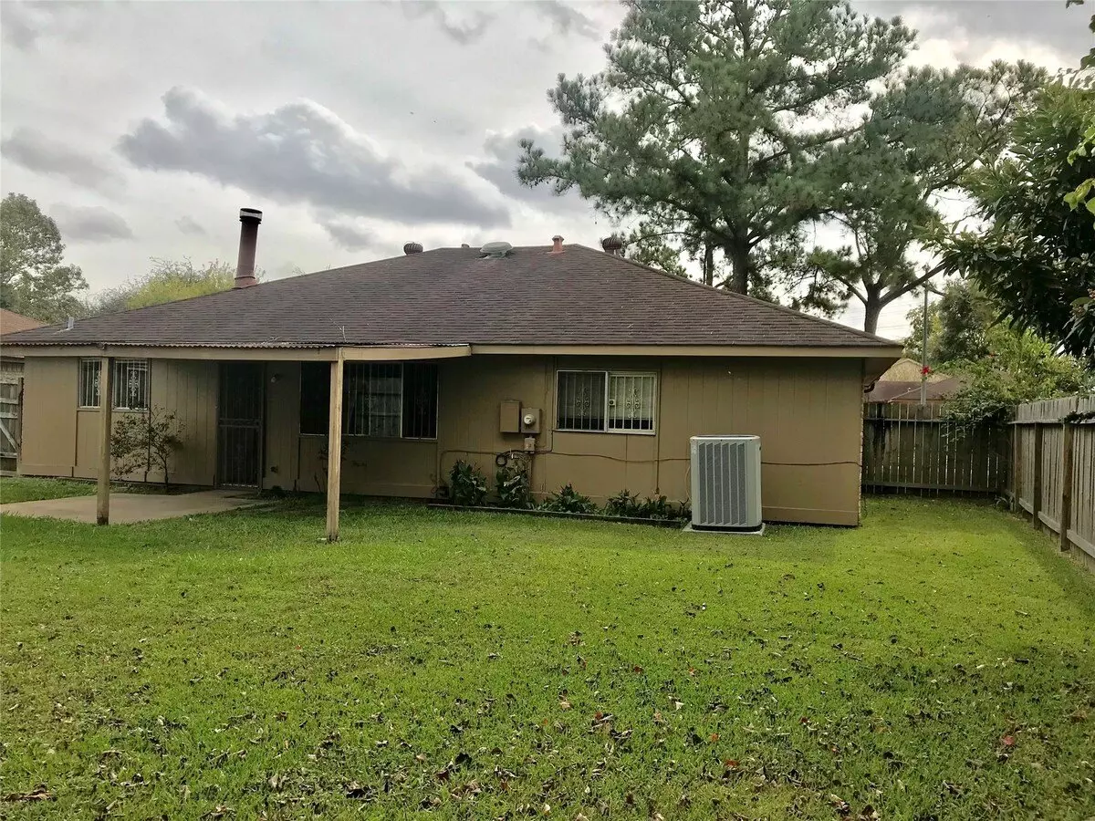 3330 Creek Grove Drive, Houston, TX 77066 photo 2