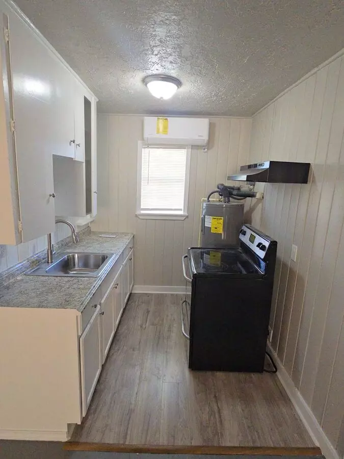 3335 Tuam St photo 4