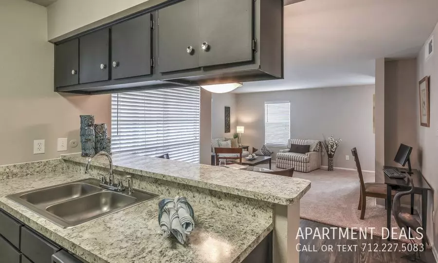 36 Seaspray Court, Houston, TX 77008 photo 2