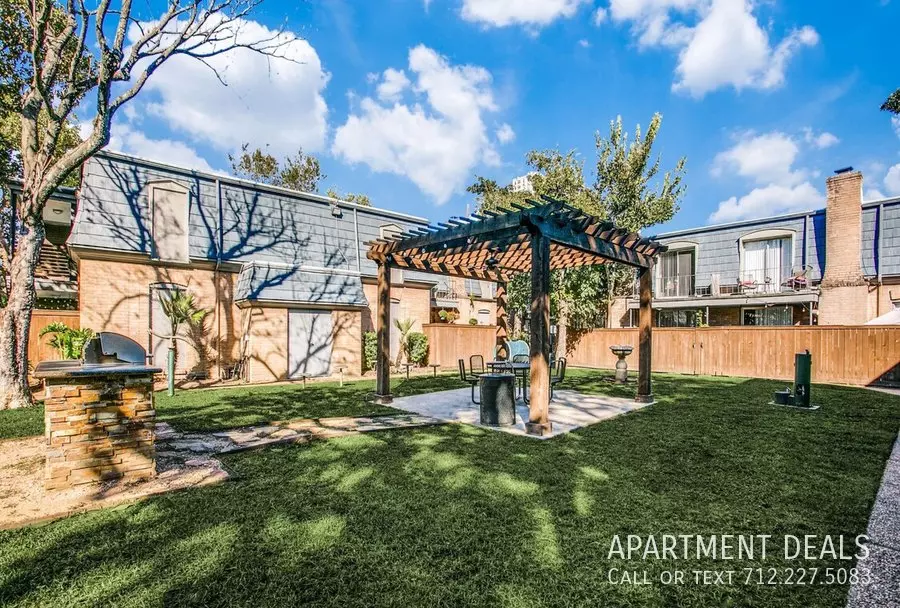 39 Beverly Hill Street, Houston, TX 77056 photo 4