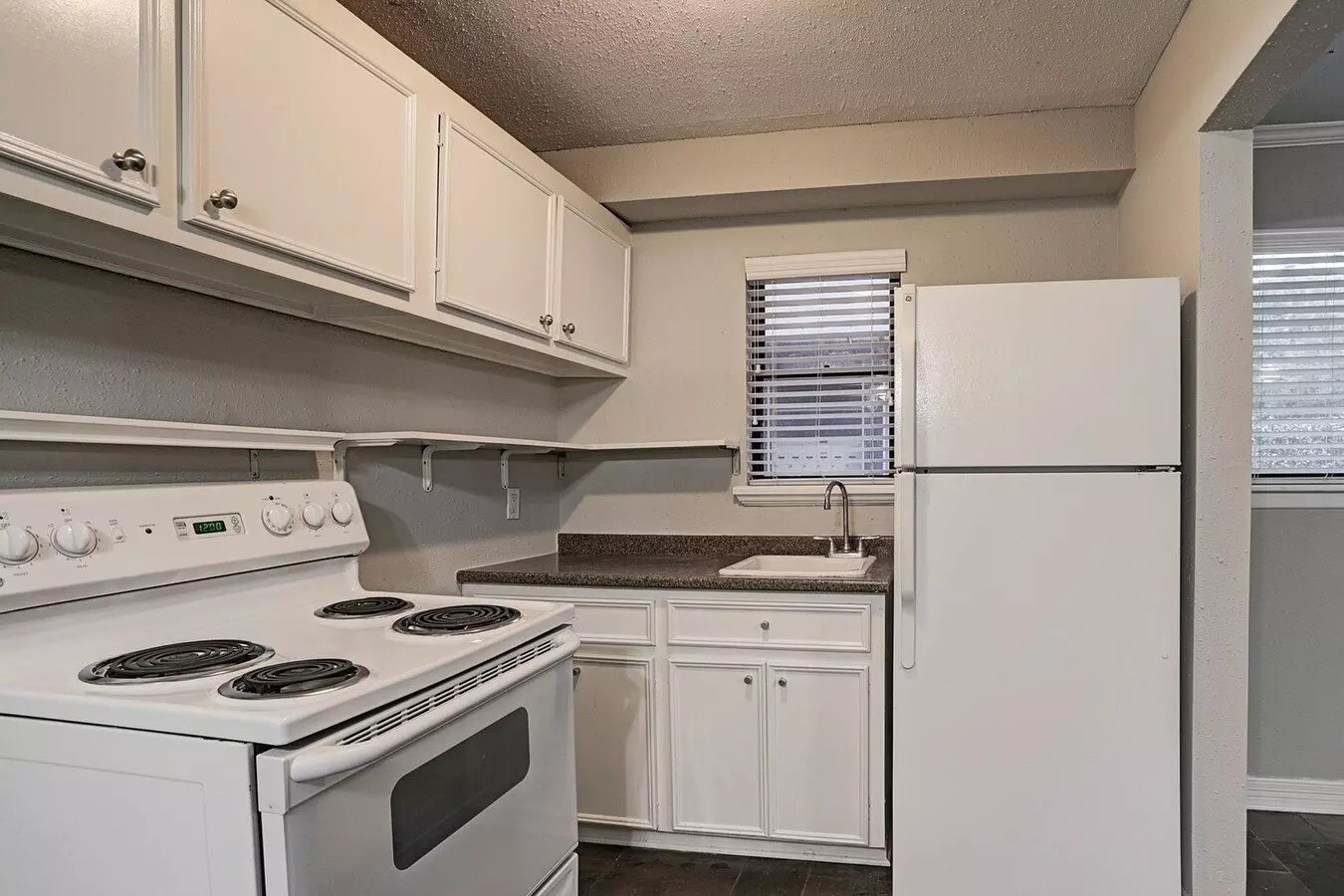 405 Hawthorne Unit 1-24 photo 2