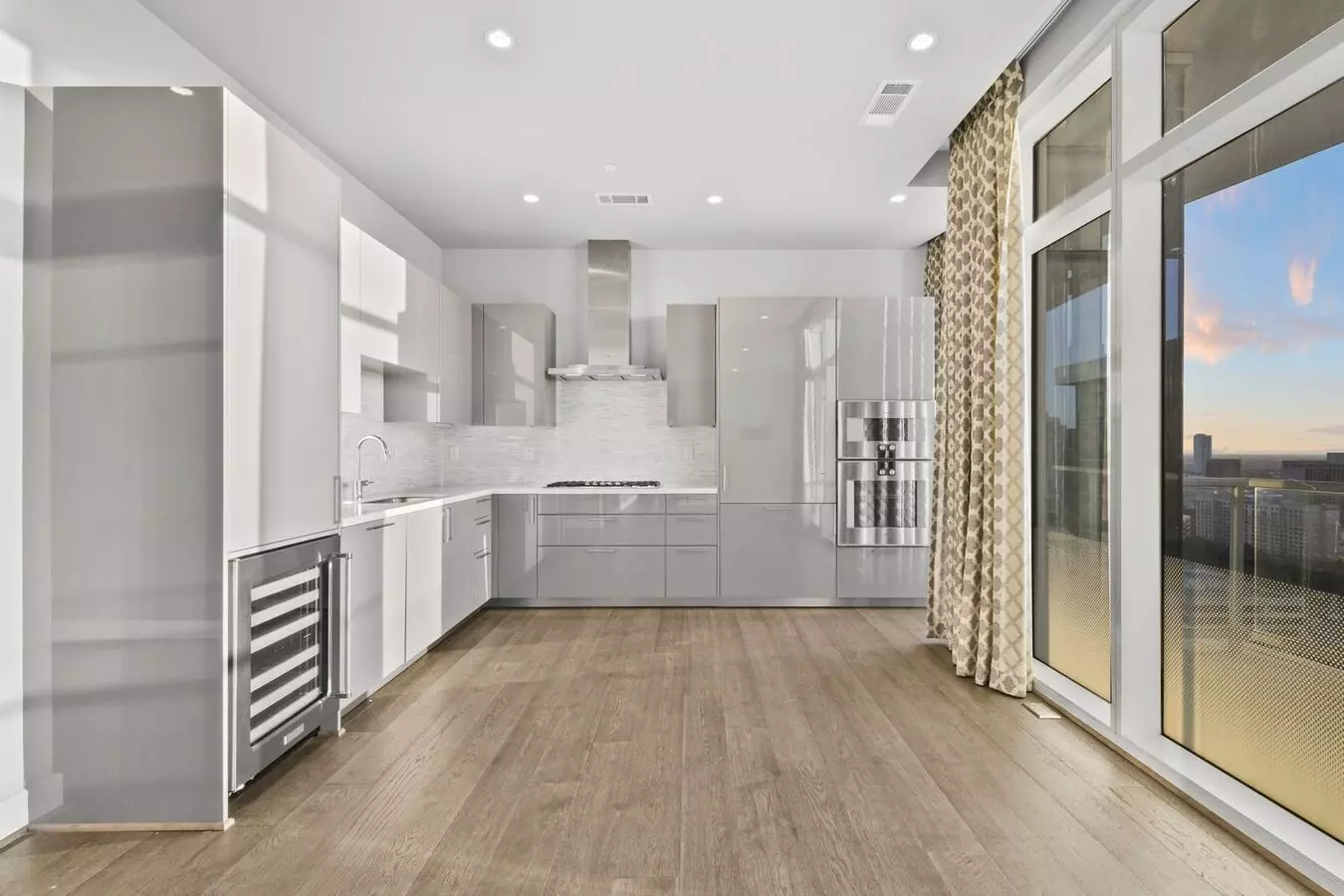 Stunning High Rise Unit In The Affluent River Oaks District! photo 4