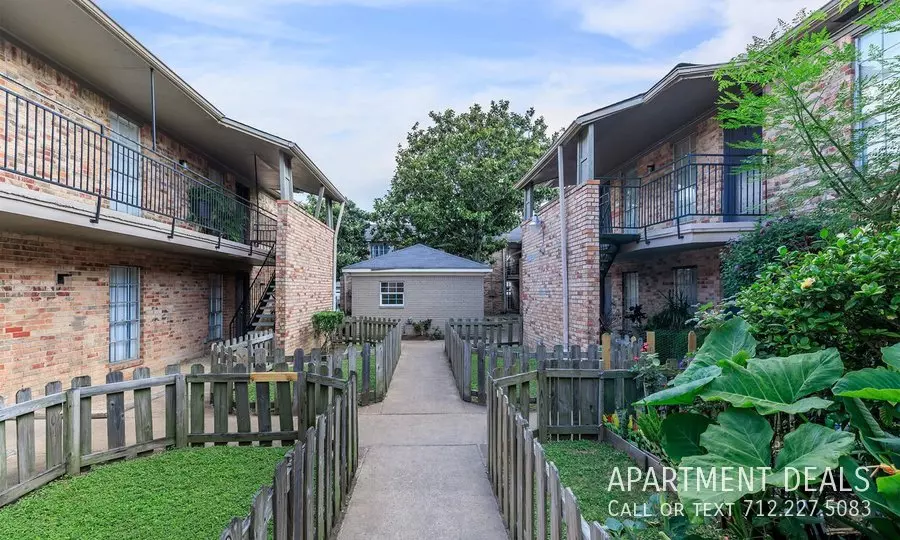 5561 Gasmer Drive, Houston, TX 77035 photo 3