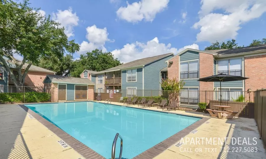 6 Chimney Rock Road @ El Camino Del Rey, Houston, TX 77081 photo 4