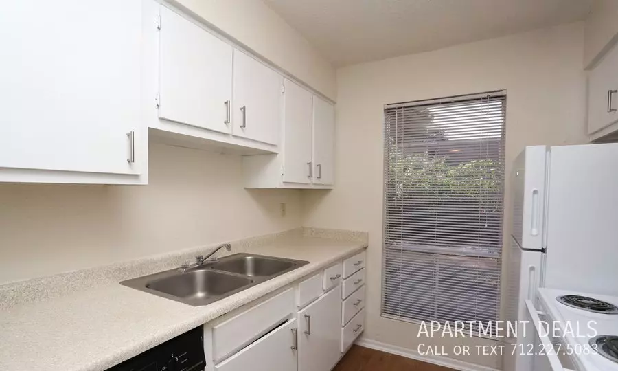 6 Willowbend Boulevard @ Maranatha Court, Houston, TX 77096 photo 2
