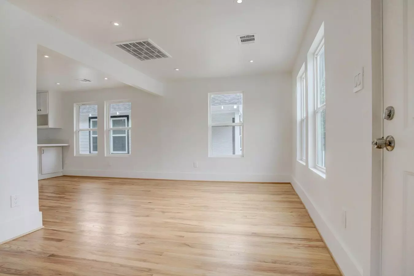 6107 North Main Street, Houston, TX 77008 photo 2
