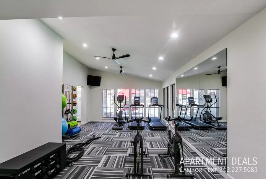 6836 Champions Plaza Drive, Houston, TX 77069 photo 3