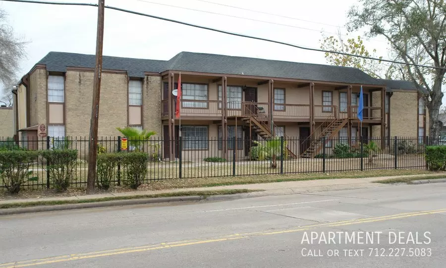 7556 Long Point Road, Houston, TX 77055 photo 4