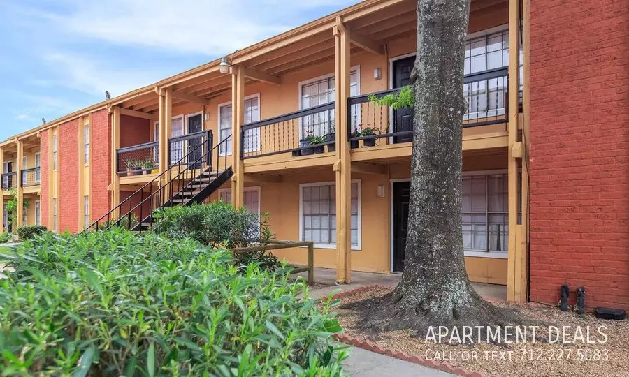 7556 Long Point Road, Houston, TX 77055 photo 2