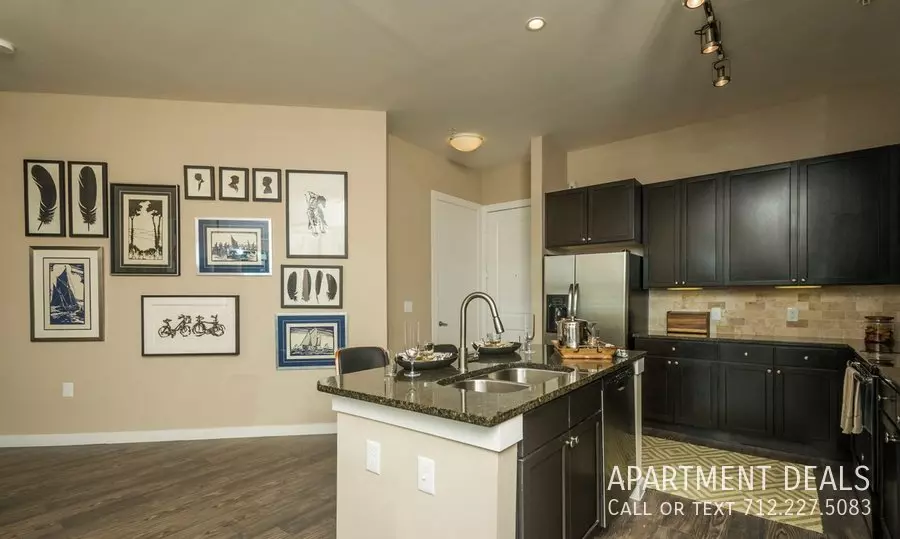 76 E Briar Hollow Ln photo 2