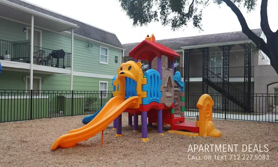 8 Goodson Drive, Houston, TX 77060 photo 2