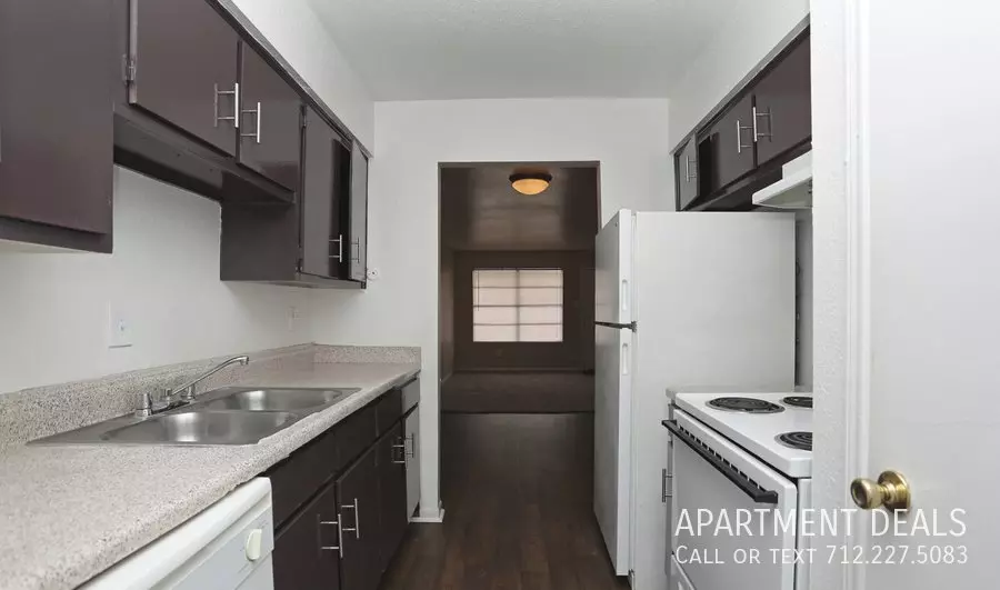 Northline Colonial Apartments photo 5