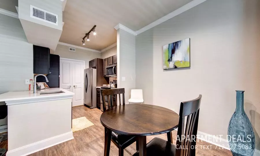 808 Crossroads Drive, Houston, TX 77079 photo 3