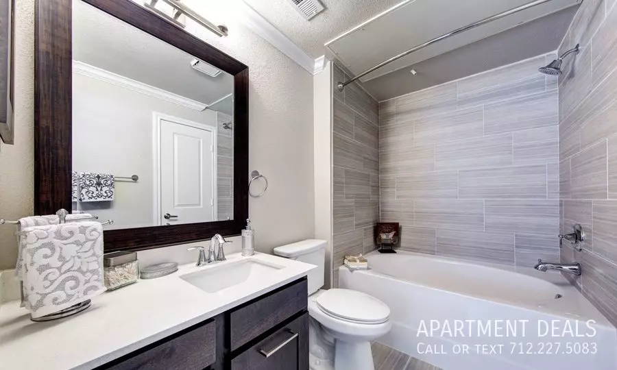 808 Crossroads Drive, Houston, TX 77079 photo 5
