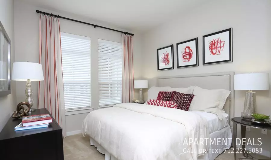 813 South Post Oak Lane, Houston, TX 77056 photo 2