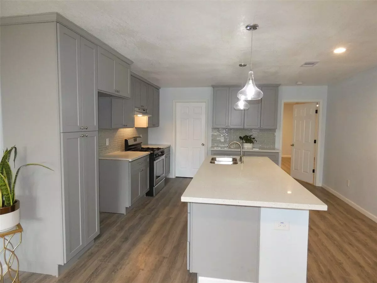 8215 Canyon Street, Houston, TX 77051 photo 2