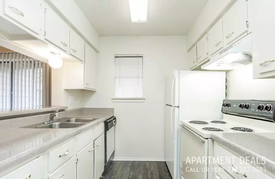 844 Greens Road, Houston, TX 77060 photo 3