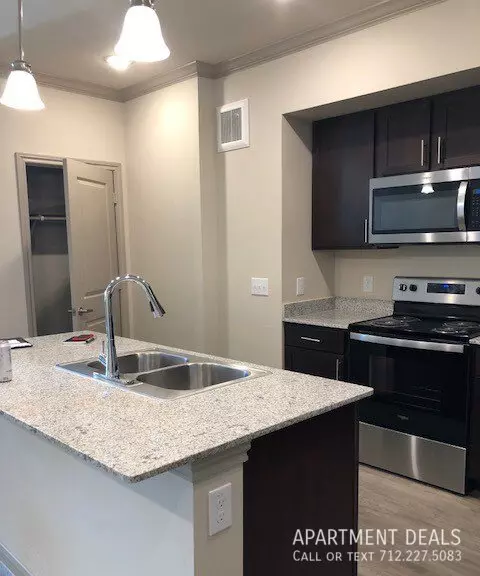8512 Hempstead Road, Houston, TX 77008 photo 3