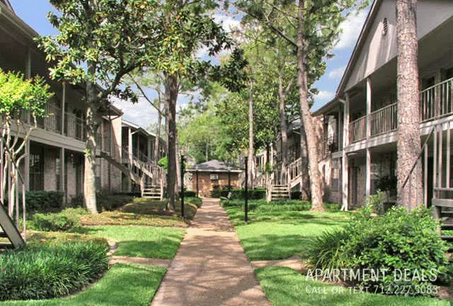878 Bettina Court, Houston, TX 77024 photo 5