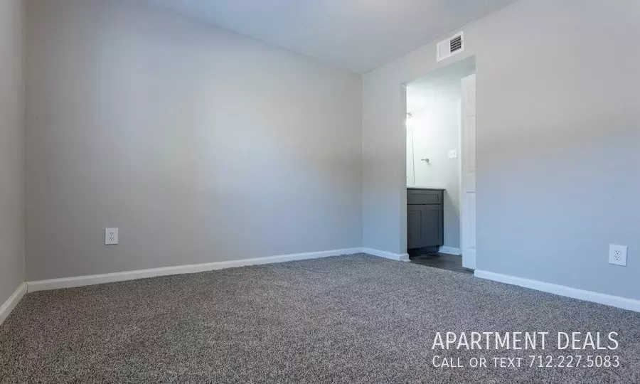 916 Cypress Station Drive, Houston, TX 77090 photo 5