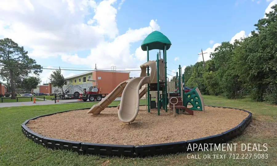 916 Redwood Street, Houston, TX 77023 photo 3