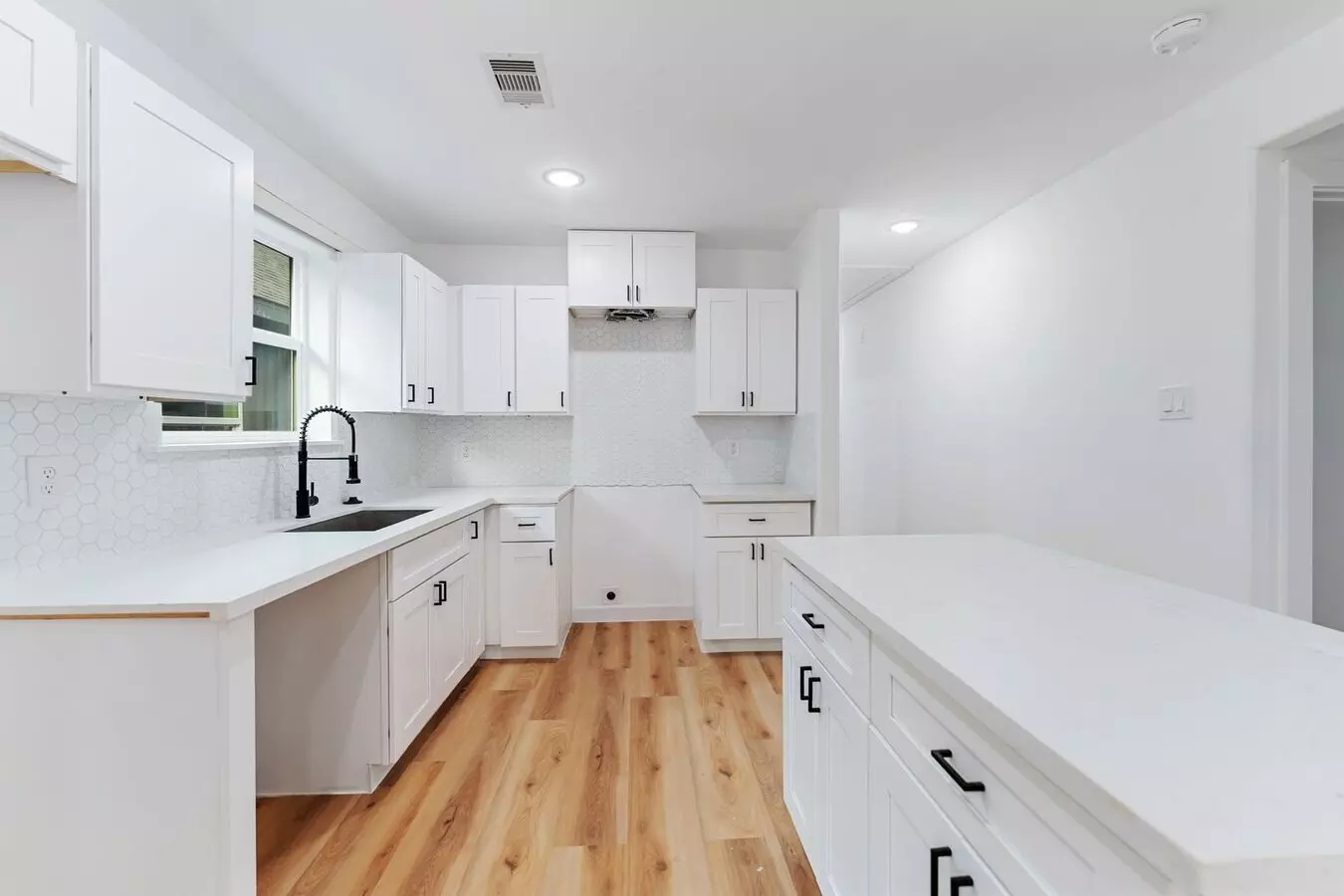 9326 Firnat St Unit B photo 3