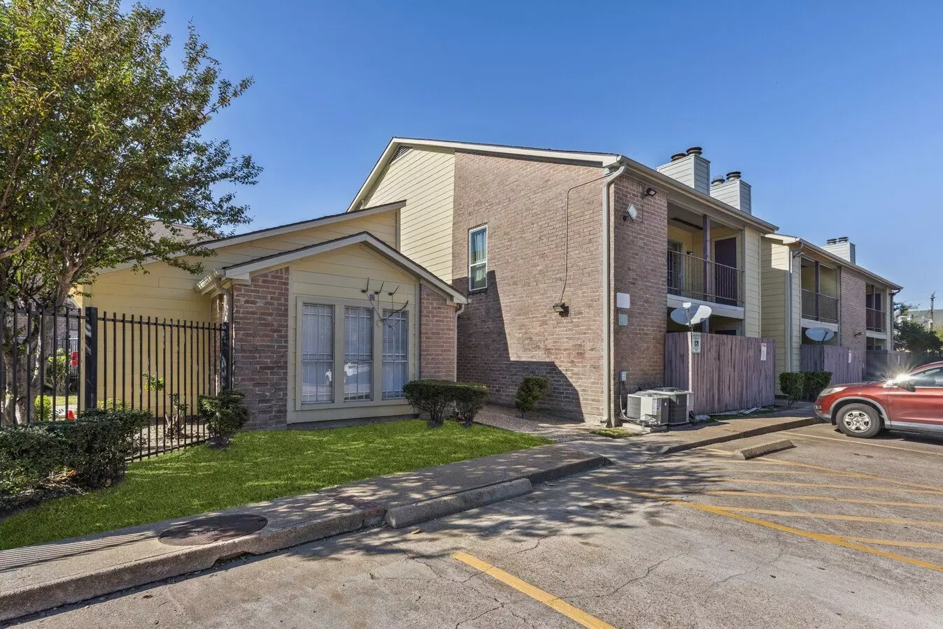 9350 Country Creek Drive, Houston, TX 77036 photo 4