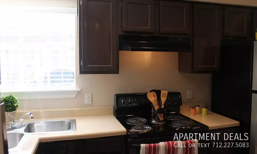 9994 Windmill Lakes Boulevard, Houston, TX 77075 photo 3