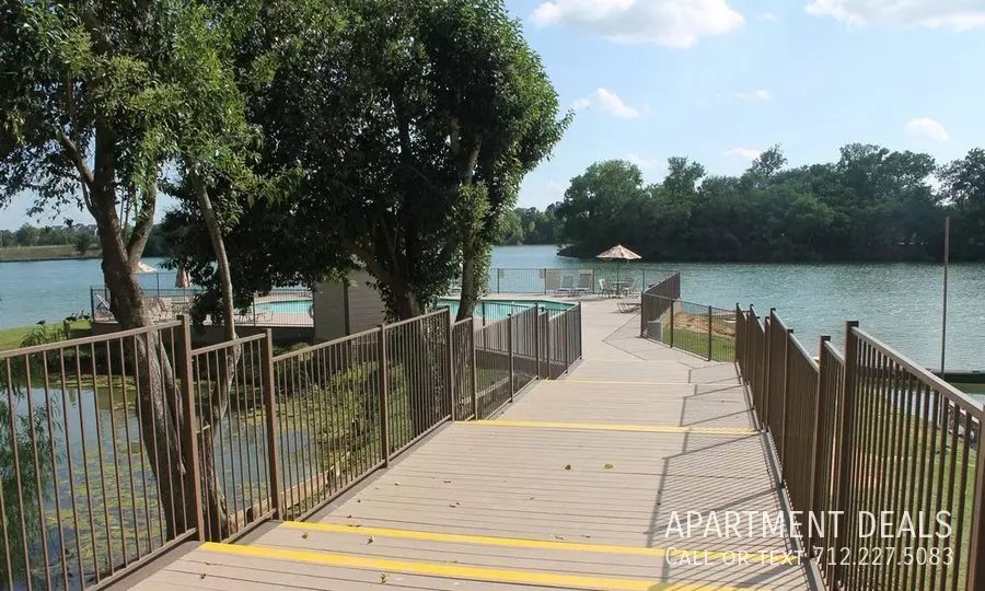 9994 Windmill Lakes Boulevard, Houston, TX 77075 photo 4