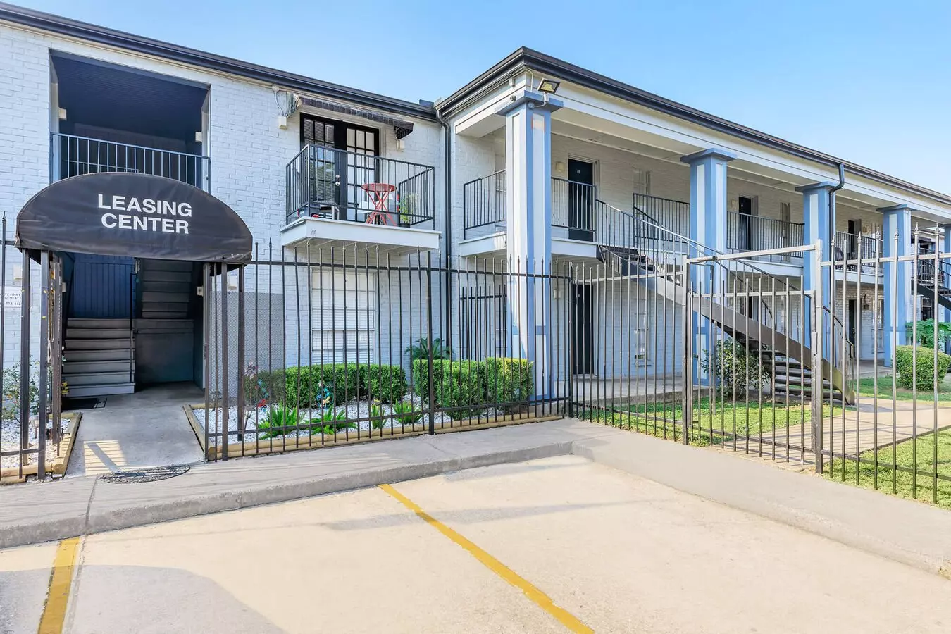 Colonial Woods Apartments photo 3