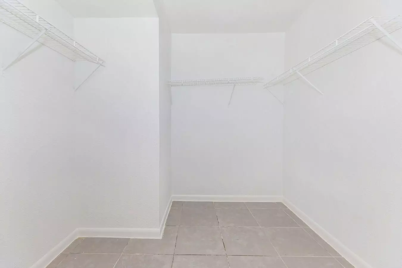Colonial Woods Apartments photo 5