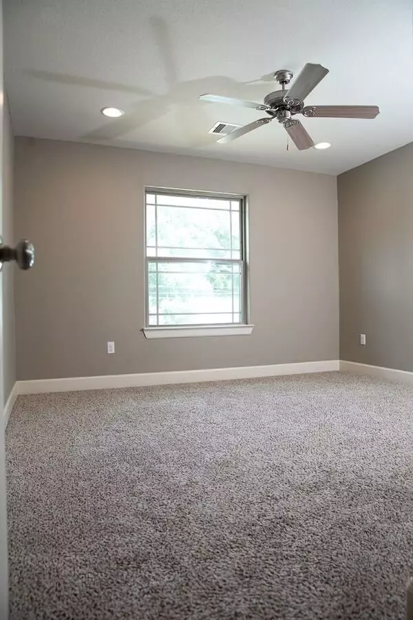 Duplex For Lease photo 5