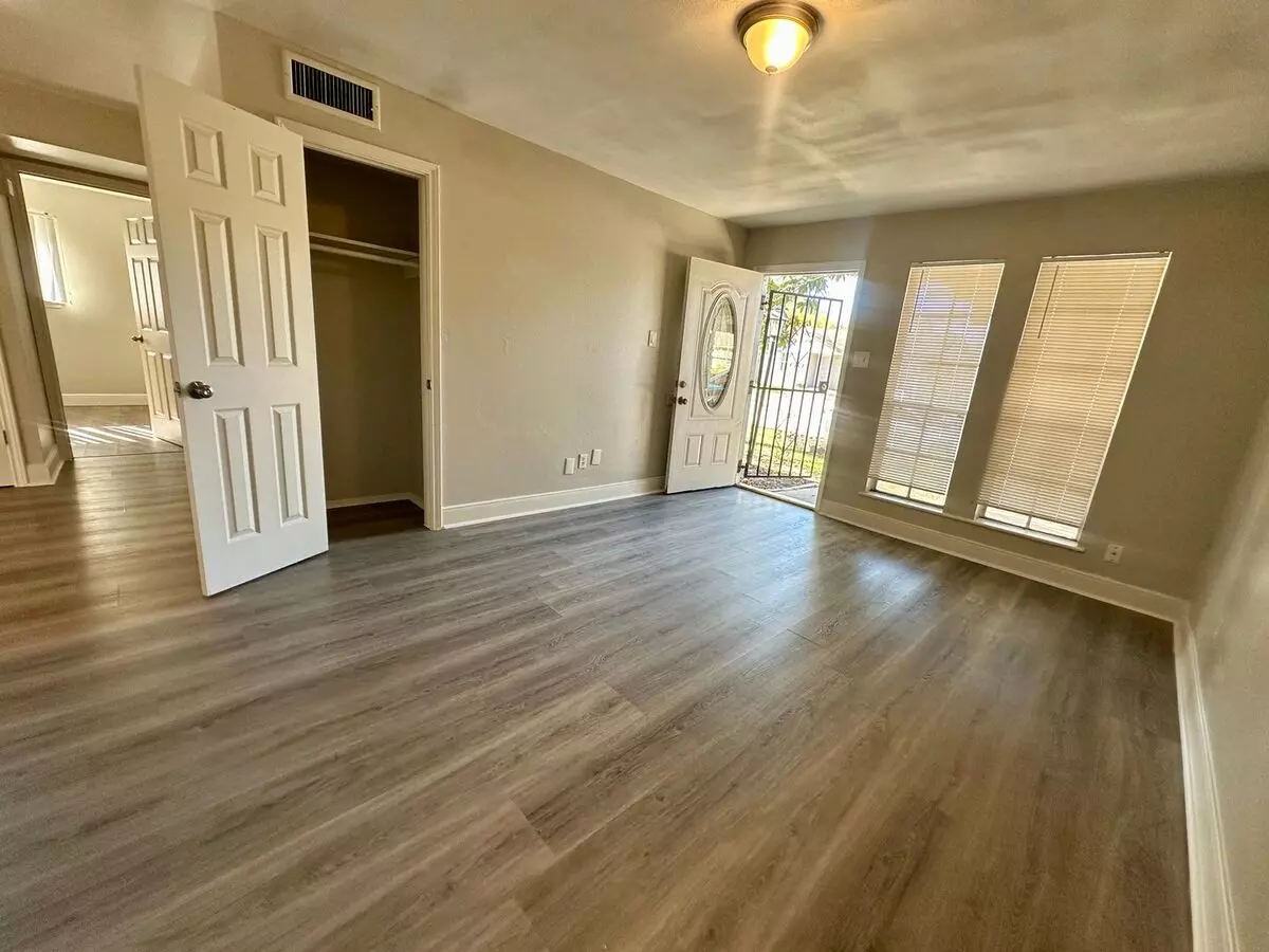 9834 Denning Drive, Houston, TX 77078 photo 3