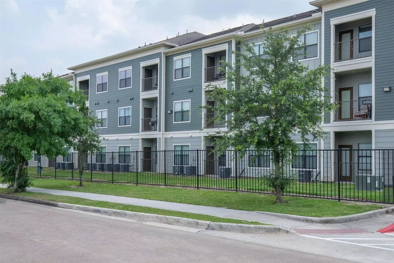 La Mariposa Apartments photo 3